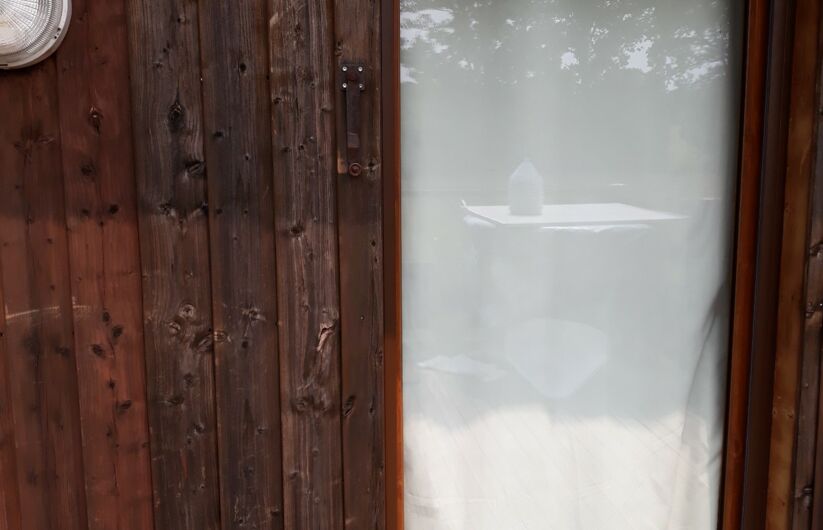 Installation de volets roulants solaires et des fenêtres PVC, coloris chêne doré