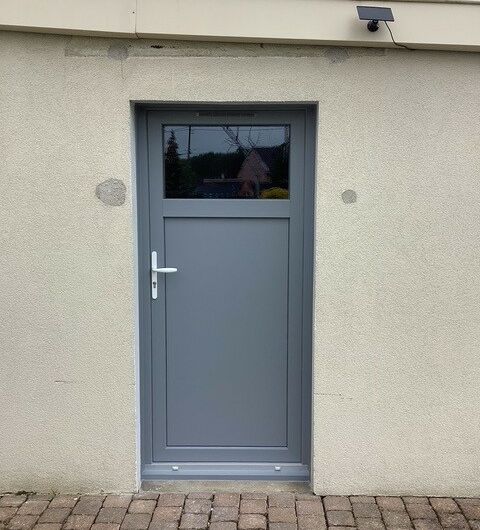 Installation d'une porte de service