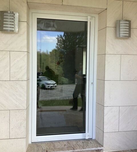 Installation d'une porte tertiaire en aluminium blanc à Saussay