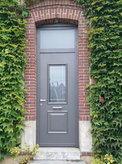 Installation de porte d'entrée Monalu Calabre