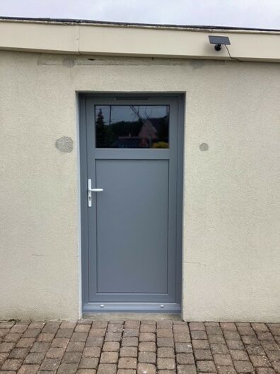 Installation d'une porte de service