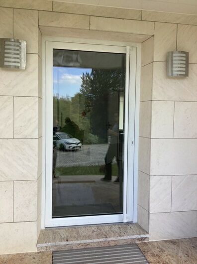 Installation d'une porte tertiaire en aluminium blanc à Saussay