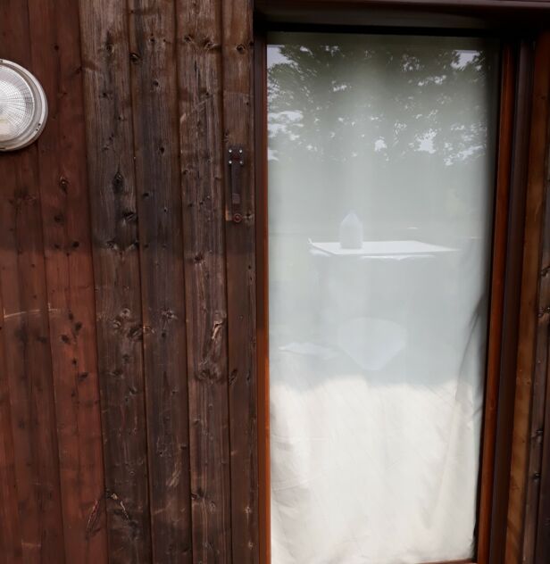 Installation de volets roulants solaires et des fenêtres PVC, coloris chêne doré